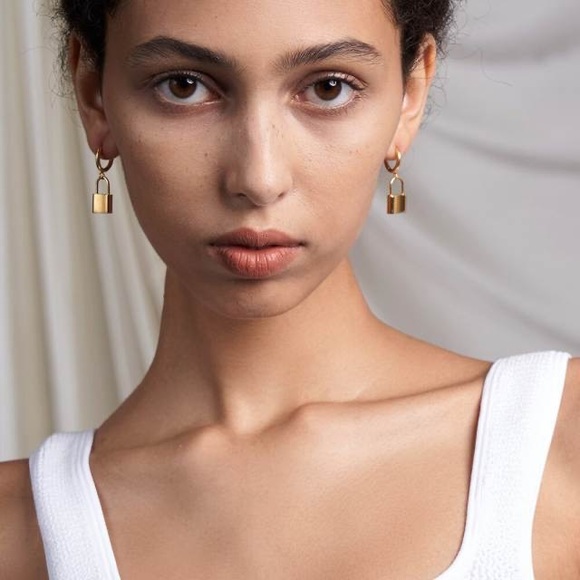 Lock hoop gold earrings - Picture 2 of 3